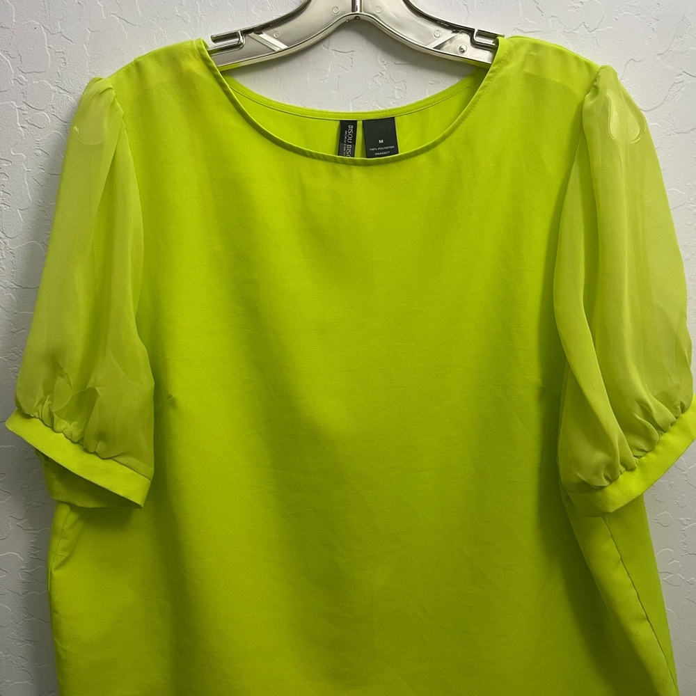 BISOU BISOU BRIGHT GREEN BLOUSE SZ. M SHORT BUBBLE SLEEVE SLIP BACK LIGHT WIGHT